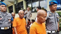 Dari tiga tersangka itu dua di antaranya merupakan PNS. Sedangkan seorang di antaranya pegawai swasta.