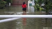 Saat evakuasi, warga berhati-hati berjalan kaki ke tempat yang lebih aman untuk mengungsi.