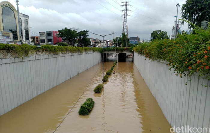 Underpass Senen Kebanjiran Hujan yang mengguyur Jakarta sejak Senin (24/2) malam membuat sejumlah wilayah terendam banjir. Salah satu kawasan yang terendam banjir adalah Underpass Senen.