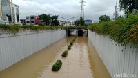 Underpass Senen di Jakarta Pusat terendam banjir usai Jakarta diguyur hujan sejak Senin (24/2) malam.