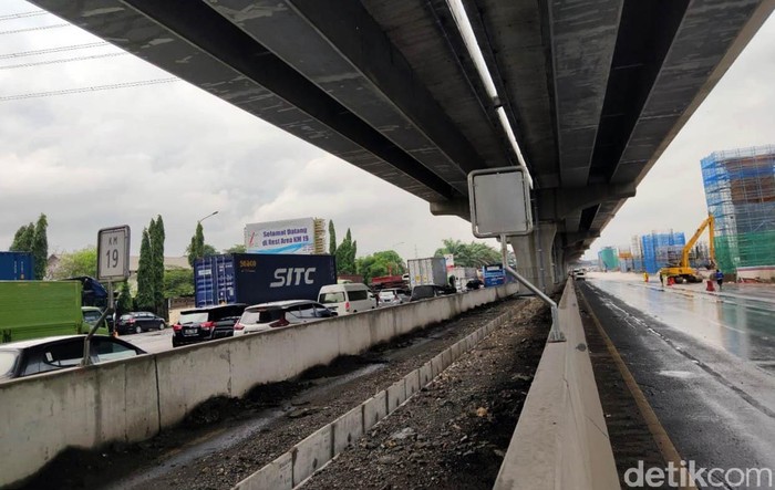 Tol Jakarta Cikampek KM 19 arah Jakarta Kebanjiran Banjir turut merendam ruas tol Jakarta Cikampek KM 19 arah Jakarta. Banjir membuat ruas tol tersebut terputus.