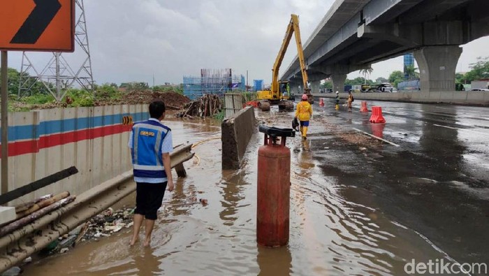 Banjir turut merendam ruas tol Jakarta Cikampek KM 19 arah Jakarta. Banjir membuat ruas tol tersebut terputus.