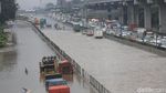 Antrean Kendaraan Mengular Imbas Banjir di Tol Jatibening