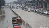 Ketinggian air di pintu tol bahkan mencapai 1,5 meter.
