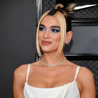 Di 2020, gaya riasan ini kembali tren setelah banyak dipakai penyanyi masa kini seperti Dua Lipa dan model ternama Kaia Gerber. Foto: Getty Images/Amy Sussman