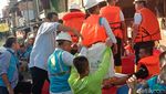 Bos PLN Digiring Naik Perahu Cek Lokasi Banjir