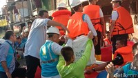 Setibanya di lokasi, ia langsung menyusuri sekitar wilayah Pedongkelan untuk membagikan makanan kepada warga sekitar.