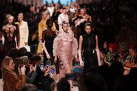 Paloma bersandingan dengan Kaia Gerber, Gigi dan Bella Hadid di fashion show Fendi Fall 2020. 