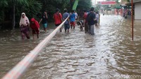 Tali pengaman untuk warga keluar masuk kompleks sendiri sudah dipasang karena arus air cukup deras.