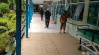 Demikian juga genangan air yang berada di ruang perawatan, Ruang Mawar (ruang anak-anak) dan ruang Wijayakusuma.
