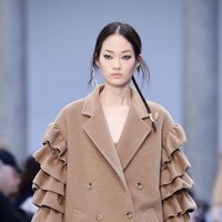 Max Mara menghadirkan statement sleeves dalam detail ruffle. (Foto: Getty Images)