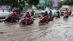 Aksi Nekat Menerobos Banjir di Jalan Siliwangi Bekasi