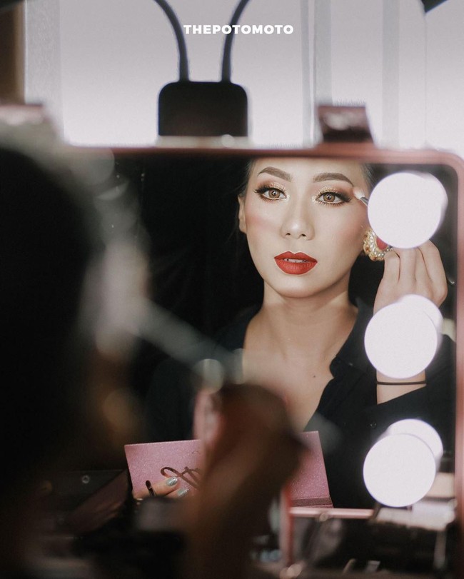 Abel Cantika adalah makeup artist di balik penampilan cantiknya untuk acara Malam Bainai, akad, dan resepsi. Meski sukses tampil manglingi, Abel mengaku sangat gugup bahkan dari sebulan sebelumnya. Jujur deg-degannya benar-benar satu bulan. Setiap hari kepikiran terus. H-2 stres, bawaannya mau nangis sendiri, tulisnya dalam sebuah Insta Story. Foto: Instagram @abellyc, @thepotomoto