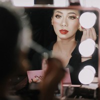 Abel Cantika adalah makeup artist di balik penampilan cantiknya untuk acara Malam Bainai, akad, dan resepsi. Meski sukses tampil manglingi, Abel mengaku sangat gugup bahkan dari sebulan sebelumnya. Jujur deg-degannya benar-benar satu bulan. Setiap hari kepikiran terus. H-2 stres, bawaannya mau nangis sendiri, tulisnya dalam sebuah Insta Story. Foto: Instagram @abellyc, @thepotomoto