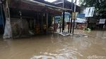 Semangat Para Pedagang Memburu Cuan di Tengah Banjir