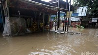 Meski begitu, ada pula beberapa pedagang yang masih tetap berjualan di saat banjir melanda.