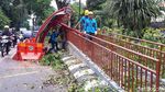 Pohon Tumbang Timpa Halte Bus di Solo