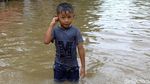 Keceriaan Anak-anak Cipinang Kala Main di Tengah Banjir