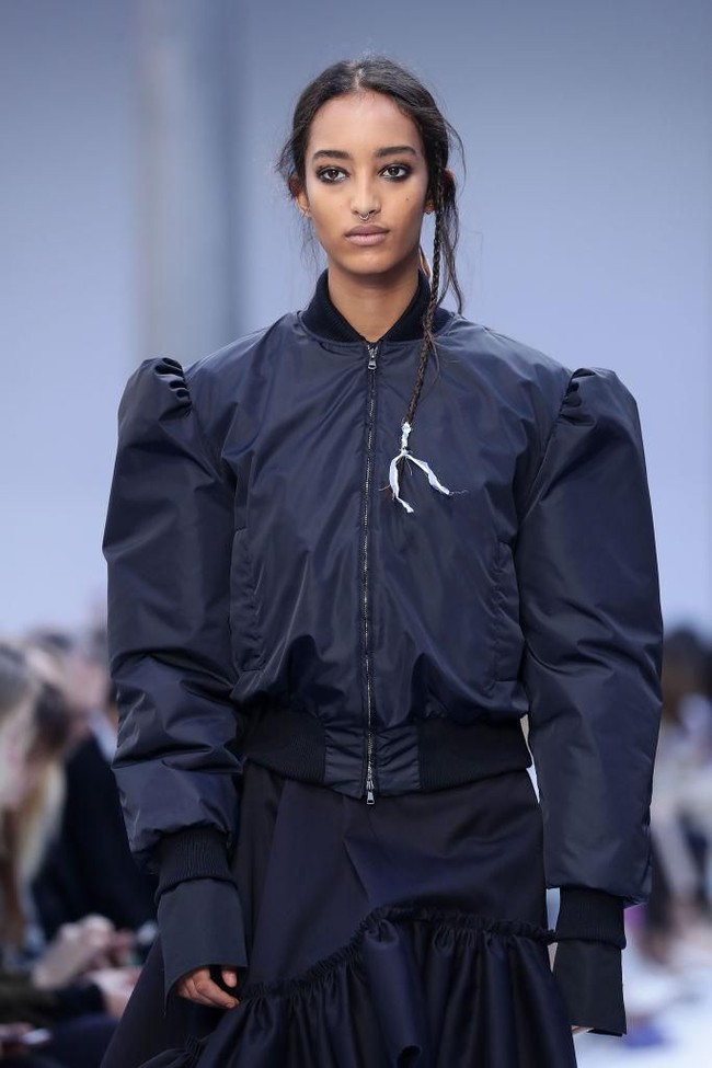 Tren bomber jacket juga mendominasi Milan Fashion Week Fall 2020. Salah satunya datang dari Max Mara. (Foto: Getty Images)