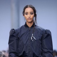 Tren bomber jacket juga mendominasi Milan Fashion Week Fall 2020. Salah satunya datang dari Max Mara. (Foto: Getty Images)