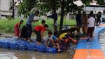 Asyiknya Anak-anak di Periuk Tangerang Bermain Air Saat Banjir