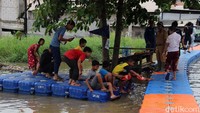 Banjir yang merendam kawasan Periuk, Tangerang, dimanfaatkan anak-anak tersebut untuk bermain air dan berenang.