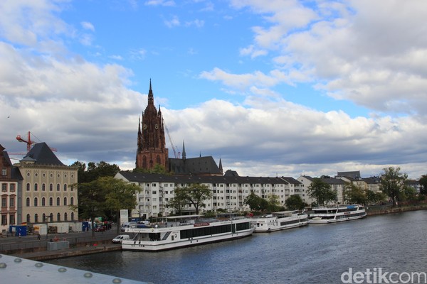 Tingkat kebahagiaan masyarakat di Frankfurt, Jerman terbilang tinggi. Salah satu faktornya adalah jam kerja yang cukup. Foto: Dadan Kuswaraharja Tingkat kebahagiaan masyarakat di Frankfurt, Jerman terbilang tinggi. Salah satu faktornya adalah jam kerja yang cukup. Foto: Dadan Kuswaraharja
