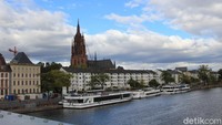 Tingkat kebahagiaan masyarakat di Frankfurt, Jerman terbilang tinggi. Salah satu faktornya adalah jam kerja yang cukup. Foto: Dadan Kuswaraharja