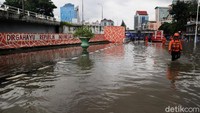 Petugas pemadam kebakaran melakukan penyedotan banjir.