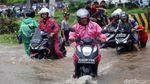 Mobil Mogok Akibat Terobos Banjir di Kolong Tol JORR Kalimalang