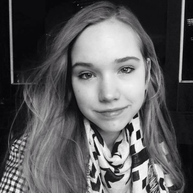 Karena pandangannya yang seperti bersebrangan dengan Greta, Naomi dijuluki anti-Greta oleh media. Namun ia tidak menyukai nama panggilan tersebut.  Alasan aku tidak menyukai istilah anti-Greta adalah itu memberi kesan aku adalah boneka yang diindroktinasi, aku pikir, untuk sisi yang lain, katanya. Foto: Facebook/YouTube Naomi Seibt