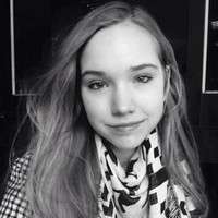 Karena pandangannya yang seperti bersebrangan dengan Greta, Naomi dijuluki anti-Greta oleh media. Namun ia tidak menyukai nama panggilan tersebut.  Alasan aku tidak menyukai istilah anti-Greta adalah itu memberi kesan aku adalah boneka yang diindroktinasi, aku pikir, untuk sisi yang lain, katanya. Foto: Facebook/YouTube Naomi Seibt