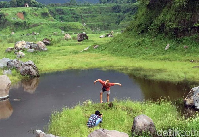 Keindahan padang rumput Ranu Manduro di Mojokerto sempat viral di Medsos. Yuk lihat keindahannya.
