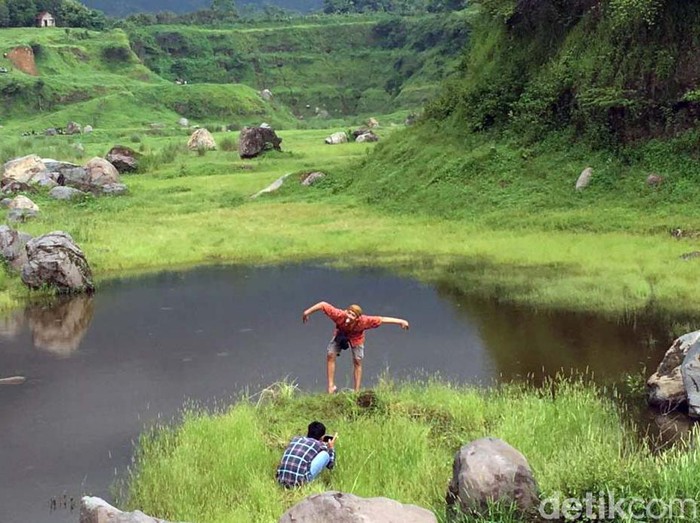 Keindahan padang rumput Ranu Manduro di Mojokerto sempat viral di Medsos. Yuk lihat keindahannya.