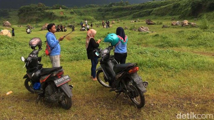 Keindahan padang rumput Ranu Manduro di Mojokerto sempat viral di Medsos. Yuk lihat keindahannya.