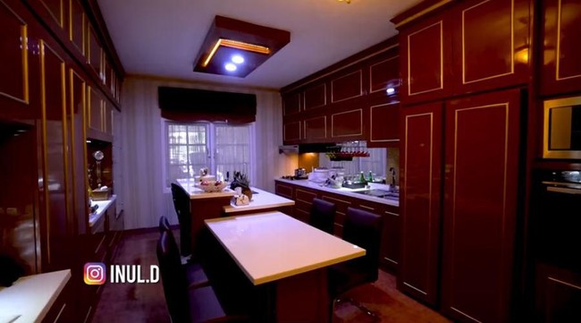 Inul Daratista kemudian menunjukkan dapurnya yang dihiasi kitchen set berwarna cokelat. Pada bagian tengah dapur yang tertata rapi itu, ada meja putih yang bersih. Hobi saya selain menyanyi adalah memasak, kata wanita yang pernah populer dengan goyang ngebor itu. Foto: Dok. YouTube Inul Daratista Official