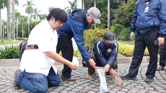 Pengambilan sampel revitalisasi dan uji coba pengaspalan Formula E di Monas. Tim Komrah akan mengumumkan hasil pengecekan secepatnya.