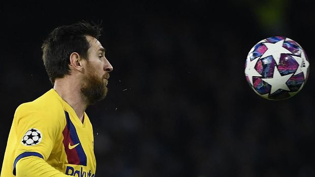 Lionel Messi kesulitan memimpin Barcelona pada laga lawan Napoli.