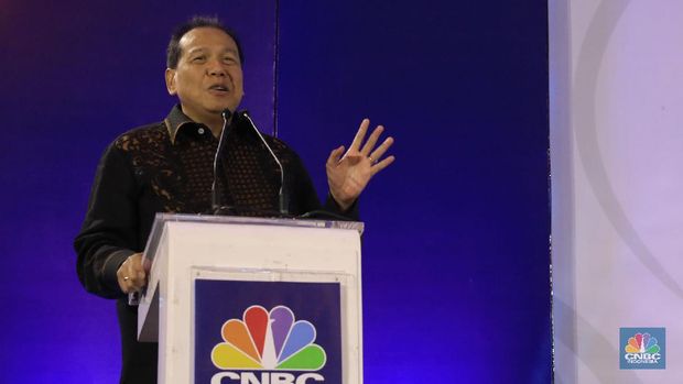 Founder & Chairman CT Corp Chairul Tanjung memberi sambutan di acara CNBC Indonesia Economic Outlook 2020 di The Ritz Carlton Ballroom, Pasific Place, Jakarta, Rabu 26/2/2020. (CNBC Indonesia/Andrean Kristianto)