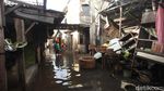 Para Pengungsi Banjir Ini Tinggal di Dalam Kontainer