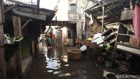 Warga mengungsi ke kontainer karena rumah mereka di Kampung Kesepatan RW 05, Rorotan terendam banjir setinggi 1,5 meter.