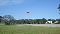 Menariknya, perumahan itu juga diketahui menjadi satu-satunya yang dilengkapi dengan bandara. Selain rute khusus untuk taxi, ada juga runway atau landasan bandara di perumahan itu. Terbayang tidak? (Spruce Creek Fly/Facebook)