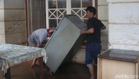 Mereka bergotong-royong dalam aksi bersih-bersih ini.