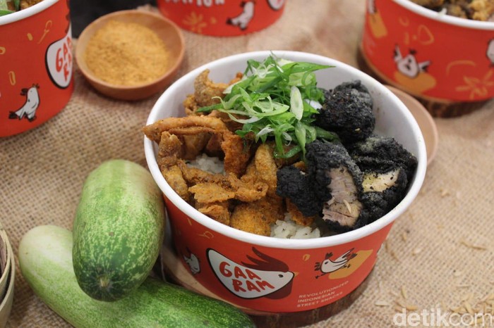 gaaram gaaram ayam goreng hitam legam seperti batu bara