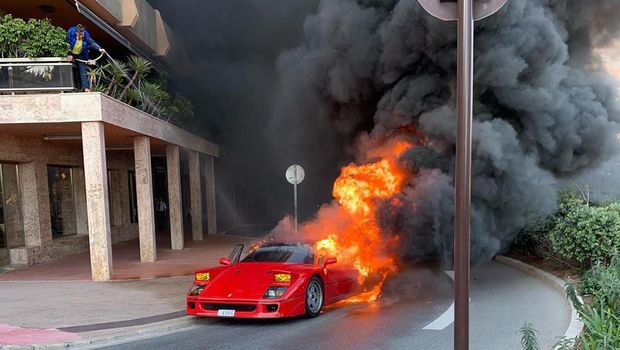 Ferrari F40 terbakar hebat, coba dipadamkan pakai selang penyiram tanaman