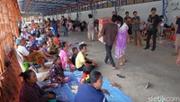 Saat ini, ratusan pengungsi ditampung di bekas showroom mobil, di area pertokoan Resinda. 