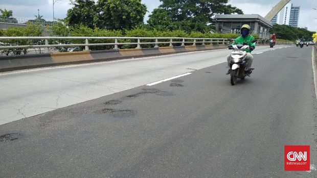 Pengendara Motor Keluhkan Lubang-lubang di Jalan Pascabanjir