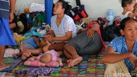 Mereka membutuhkan makanan untuk bayi, susu, popok dan perlengkapan lainnya.