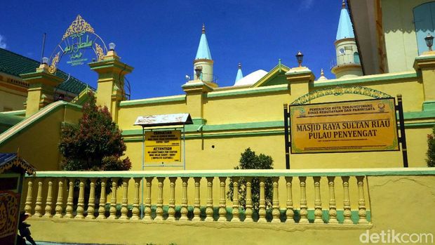 Sejarah Pulau Penyengat & Kisah Masjid yang Terbuat dari Telur