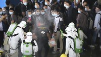 Petugas menyemprotkan cairan desinfektan kepada para WNI. Sebanyak 188 awak kapal World Dream dievakuasi menggunakan KRI dr Soeharso menuju tempat observasi COVID-19 di Pulau Sebaru Kecil, Kepulauan Seribu.